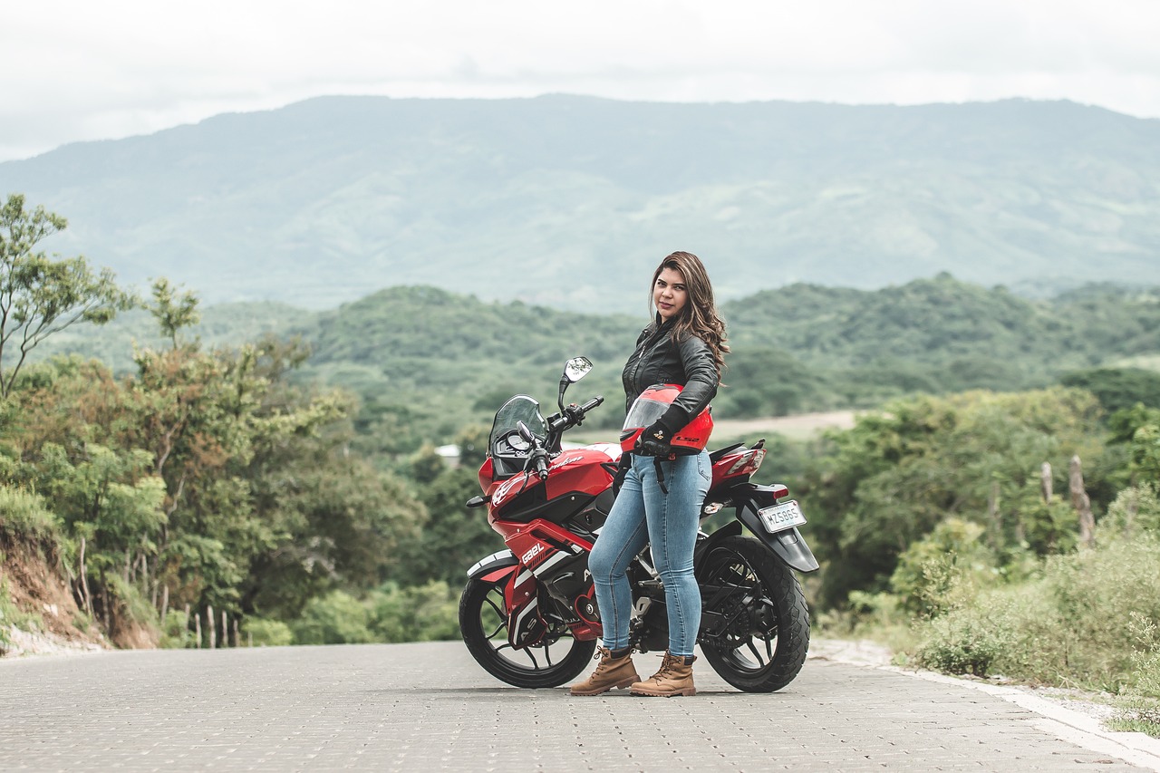 I ženy jezdí často na motorce.