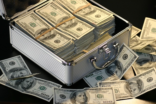 peníze v kufru.jpg